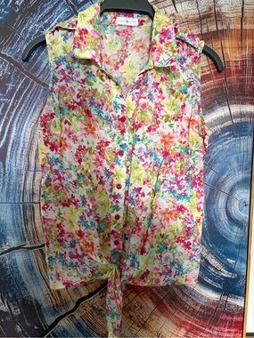 Cache Cache -  Floral Tie-Front Sleeveless Button-Up Top